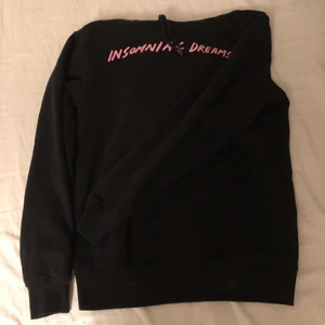 H&M, hoodie  - Plagget är ett år gammalt men endast använd ett fåtal gånger vilket gör att tröjan är i bra skick!  Plagget kommer givetvis tvättas innan jag skickar iväg sen. Hör av er vid frågor⚡️