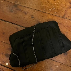 Svart handväska - Liten och söt handväska som funkar till det mesta!