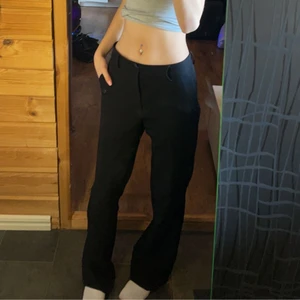 Kostymbyxor - Säljer dessa för dem är för stora för mig och vill köpa en mindre storlek! bra kvalite från bikbok💕 frakt tillkommer 