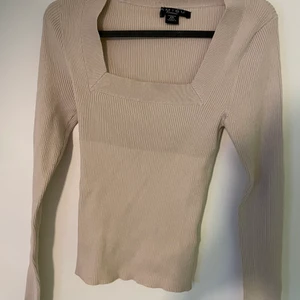 Tröja - Ribbad beige topp, med söt urringning!