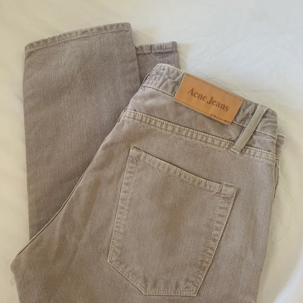 Jätte fina lågmidjade acne jeans i en beige färg, Storlek 27/32. jeansen är i bra skick förutom att knappen sitter lite löst, skriv privat för fler bilder☺️ buda i kommentarerna!. Jeans & Byxor.