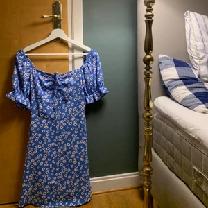 Fin klänning - Klänning från shein som är oanvänd! Jag är 170 cm lång och bär ofta storlek s. Frakt tillkommer på 46kr