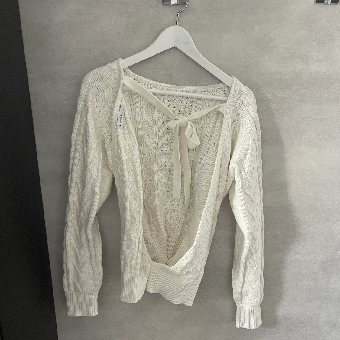 Stickad tröja med öppen rygg  - 90