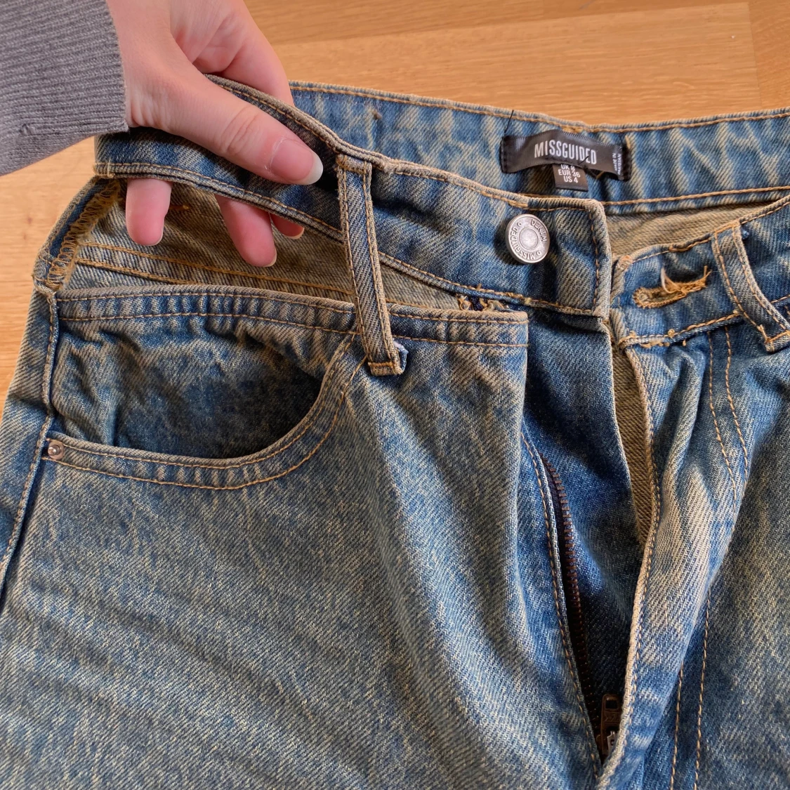 Jeans med hål vid midjan, vida ben - 90