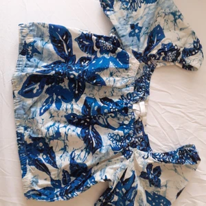 Topp/Magtröja - Inte använd alls! Bara testat 1 gång då jag insåg att den inte passade mig alls och det var inte min stil.Har M men den passade mig ändå.         Inte säker på om det är en magtröja eller topp eller om det är samma sak förlåt 🤣😅