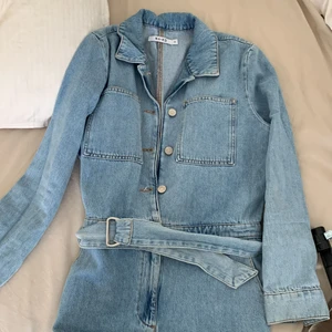 Byxdress i jeans  - Använd två gånger, superfin! 