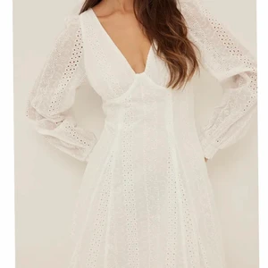 Student klänning - Säljer denna helt nya (lappen är kvar) vita klänningen som passar perfekt till student eller konfirmation. Jag hittade en annan klänning som jag ville ha och jag bestämde mig för sent så det gick inte att lämna tillbaka. Kom privat för fler bilder❤️ nypris är 550kr