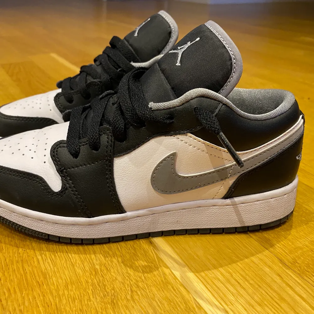 Säljer ett par Air Jordan 1 Low, Black/Particle Grey-White i nyskick. Inköpta Aug 2021 men endast använda ett par gånger. Strl. EUR 36. Finns i Uppsala men kan skickas mot betalning.. Skor.