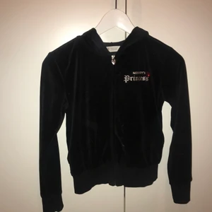  Svart H&M kofta med dragkedja  - Jag säljer min svarta H&M kofta med dragkedja i storlek 146/152 10-12 år koftan är bra skick kontakta vid intresse