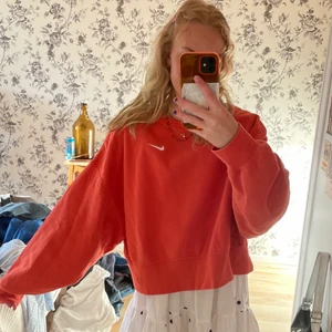 Nike tröja - Jättesöt nike sweatshirt i bra skick!! Jag är storlek xs och den sitter fint och lite oversized🧡passar nog xs-m🧡