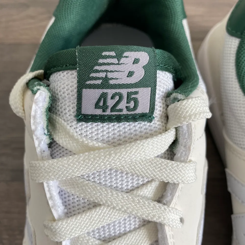 Superfina vita New Balance 425 sneakers vita med gröna detaljer i storlek 40,5. Skon är typ unisex. Som nya! . Skor.