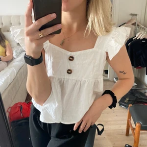 Topp - Säljer denna topp som ser ut som linne. Storlek L men passar mig som är en S. Aldrig använt Kontakta om ni vill köpa💗