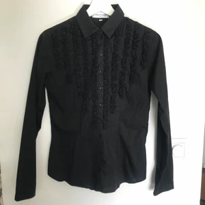 Svart skjorta med fina detaljer - Superfin figursydd skjorta med detaljer på framsidan💕