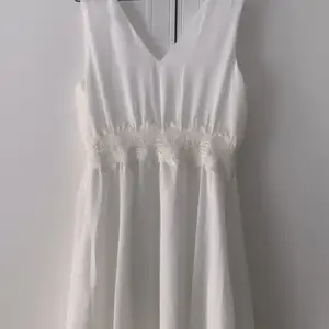 Säljer även denna vita klänningen med fint spetsband runt midjan i stl M, från VILA och köpt för 500kr. Aldrig använd då den är aningens stor på mig, dock supersnygg och går inte att hitta online längre så vitt jag vet. Kontakta mig gärna om fler bilder eller mer info önskas! 🥰