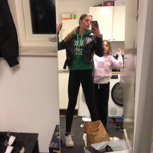 Grön hoodie från hn - Grön hoodie från hm, köpt för 300 kr tror jag, endast använd 5 gånger