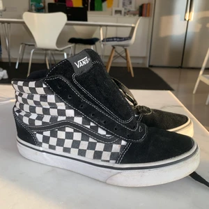 Vans storlek 36 - Fina Vans storlek 36. Kan skickas. Finns i Varberg. Saknar ett skosnöre. 