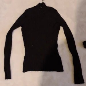 H&M tröja - Ny. Köparen står för frakt.