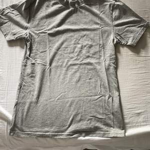 En grå Marcus Ljung t-shirt med tjock krage som kan va snygg nu till sommaren! Använd 1 gång så skicket är nästintill perfekt. Priser och annat kan diskuteras privat! 