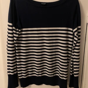 Tröja  - Randig tröja som är perfekt till Stockholms stilen. Säljer för att den är lite stor på mig. Passar någon som är en ”stor” S, eller M.  