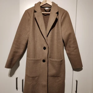 Kappa från Jacqueline de Yong - Kappa från märket Jacqueline de Yong i storlek large, men skulle säga att den sitter som en medium. Använd och nopprig, men något som lätt går bort med noppbortagare.