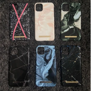 Ideal of Sweden Mobilskal - 6 stycken mobilskal från Ideal of Sweden till IPhone 11. Alla i fint skick, utom det svarta med kristallmönster högst upp, en liten bit i hörnan saknas men syns knappt. Nypris: 299kr styck, mitt pris: 120kr styck + 26kr frakt