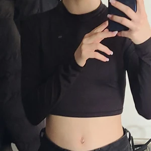 Storlek xs - En jätte fin svart tröja med en liten  krage ifrån shein som inte kommer till användning använd tre gånger köparen står för frakten 😊