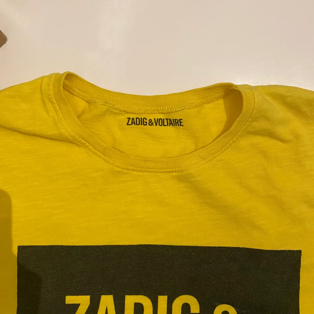 Säljer min gula Zadig t-shirt som tyvärr inte kommer till andvändning. Köparen står för frakten😍. T-shirts.