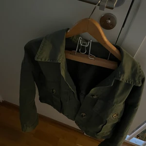 Grön jacka  - Populär slutsåld grön jacka ifrån Zara! Sparsamt använd! Nästan som ny!!❤️❤️