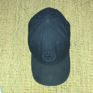 Stone island keps - Bra skick, man kan sjustera passformen och köptes för ungefär 2 år sen. Säljer på grund av att jag inte är i behov av den!