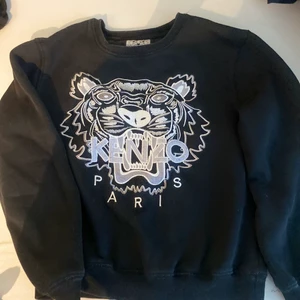 Kenzo sweatshirt  - En kenzo sweatshirt som passar för både män och kvinnor, säljer den pga att den inte har kommit till använding längre. Är i storlek M men skulle passats för S och xs även. Hör av er vid mer info❤️