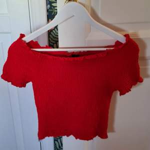 Röd off shoulder topp från Vero moda i storlek S