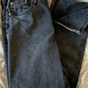 Gråa jeans med slits från H&M  - Super fina Jens från hm med slits och en slitning under rumpan. Säljer dom på grund av att dom är i fel storlek och alldeles för stora för mig. (Hund finns i hemmet) 💕