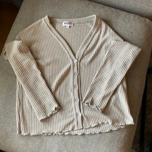 Oanvänd tröja/kofta - Aldrig använd, passar en M om man vill ha den lite oversized