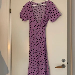 Lila klänning!  - Säljer denna fina omlottklänning från AFJ x NAKD! Superfin på sommaren men har blivit för liten för mig :( 