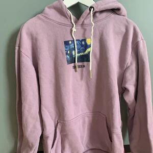 Hoodie med tryck - Säljer nu denna jättesnygga hoodien som är köpt från ett märke i Nederländerna jag inte kommer ihåg namnet på. Jättesnygg och jätteskön!!