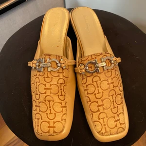 Beiga tofflor - Fräna ”tofflor” i färgen beig, har fina detaljer på. Är knappt använda, där av i super fint skick!