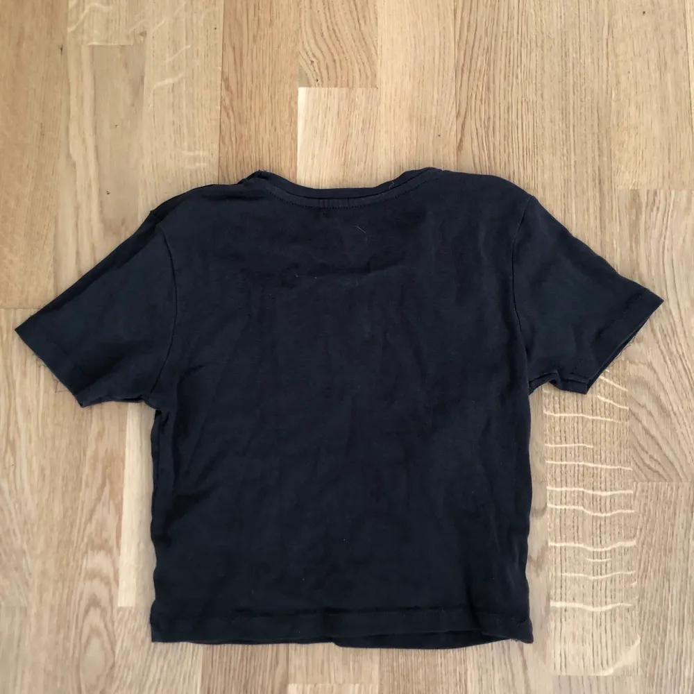 Säljer den här fina gråa y2k t-shirt med en liten fjäril🌸🌸 näst intill oanvänd!. Toppar.