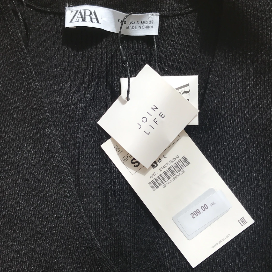 Kofta med pärlemorknappar och volang - 90