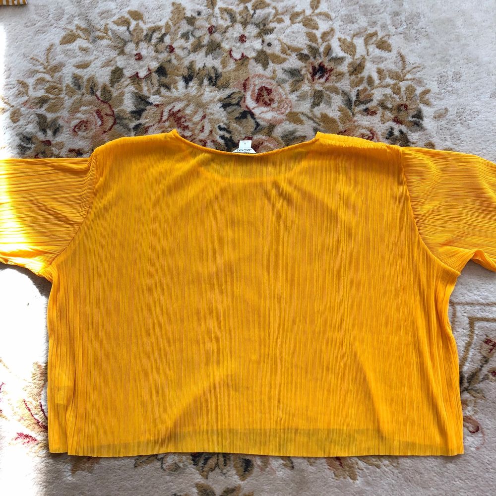Gullig gul tröja jag köpte från Monki. Använd bara några gånger, inga fel på den. Storlek S/M. . Toppar.