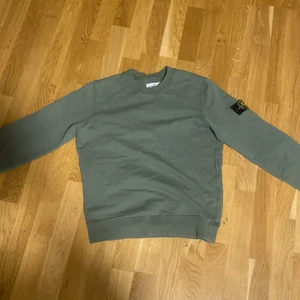 Stone Island  - Säljer nu min Stone Island tröja😃 Skick 7-10😊 Nypris:1900. Skriv gärna för mer frågor 🙏