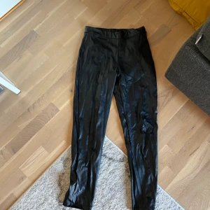 Skinnbyxor - Skinnbyxor med dragkedja på sidan💞