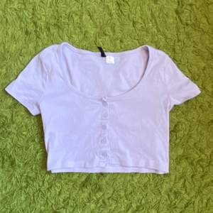 En jätte söt lila crop top som är kort och passar perfekt till en vit kjol! Köpare står för frakten❣️