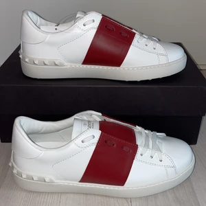 Valentino skor - Jag säljer mina valentino skor i storlek 40 som är HELT OANVÄNDA !! 😍 Budgivning startar på 3000! Hör av er om intresse🤍(Egna bilder) 