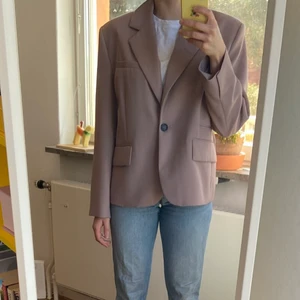 Kavaj från Weekday - Kavaj från Weekday. Svårt att förklara färgen då den skiftar lite beroende på ljuset i rummet, men upplevs lite ljusare och lättare i verkligheten. Endast använd en gång vid en fotografering. I nyskick. 