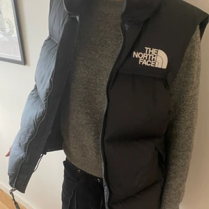 THE NORTH FACE VÄST - Retro Nuptse Vest - Säljer nu min The North Face väst som jag inte längre får användning för. Köptes förra året 💘 Nypris 2400kr, mitt pris 1500kr Fler frågor kom privat!  