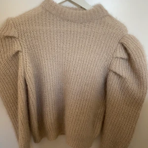 Stickad tröja - En super fin stickad tröja från Zaras barn avdelning❤️ Denna var min favorit i somras men nu är den tyvär för liten🥲 Köpte denna för 300kr 