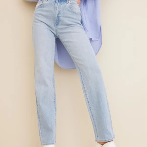 Raka jeans från Abrand - Raka jeans från Abrand modell "94 high straight" i storlek 25 och färgen gina. Endast använda en gång. Nypris 899 kr. Frakt ingår i priset. 
