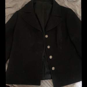 Säljer denna svarta korta kappan, perfekt som vårjacka! Kan mötas upp eller frakta. 