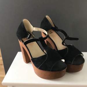 Sandaletter i svart mocka från K.cobler                 Nypris: 899 kr 