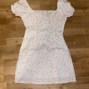 Klänning Shekou - Klänning från Shekou. Så fin men tyvärr för liten för mig och därav aldrig använd. Strolek M men supersmå storlekar så skulle säga XS/S. Frakt tillkommer på 66kr.